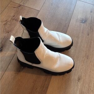 CIrcus by Sam Edelman “Chelsea” Ankle Boots White w/Black Platform Side Elastic